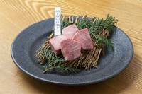 極上タンの芯の部分を厚切りカット。