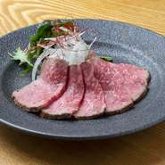 レアで焼き上げたステーキを冷製でお出しします