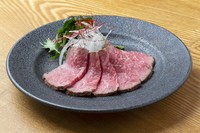 レアで焼き上げたステーキを冷製でお出しします