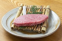 比類なき柔らかさを誇るヘレの最も中心部分で、僅か1kg位しかお出しできない、究極の美味さといえます。
