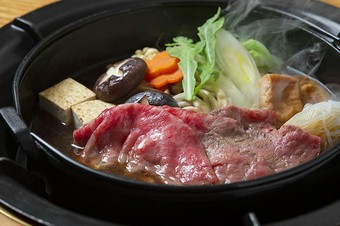 特選サーロインすき焼き 4枚（140g）9,000円/ シャトーブリアンすき焼き 4枚（100g）12,000円