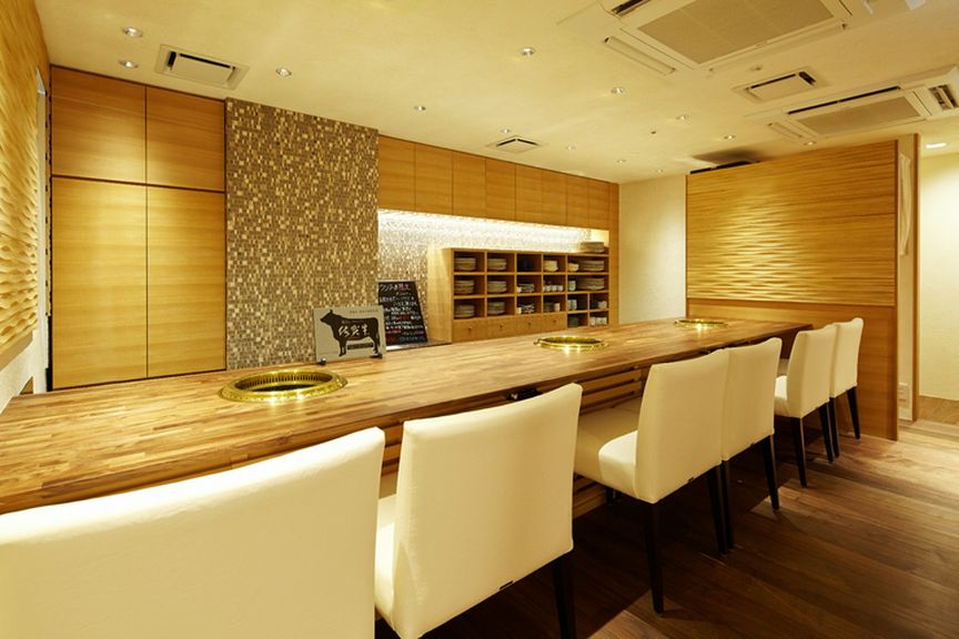 2名様がゆったりとくつろげるカウンター席