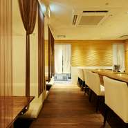 洗練され、清潔感のある空間は、語らいの場に最適