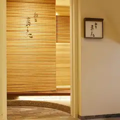 和食店でありながら、どこかモダンな雰囲気のエントランス