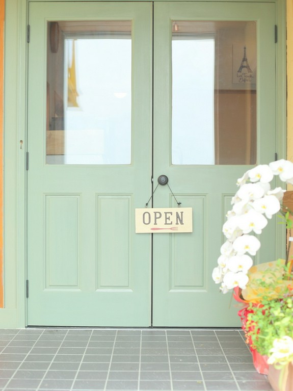 さわやかなミントグリーンのドアが印象的です