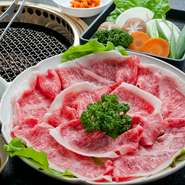 黒毛和牛のサーロインを軽く炙って食べるのにちょうど良い焼きしゃぶ用にカット。 特製の自家製ポン酢と九条ネギでさっぱりといただきます。写真は2人前です。