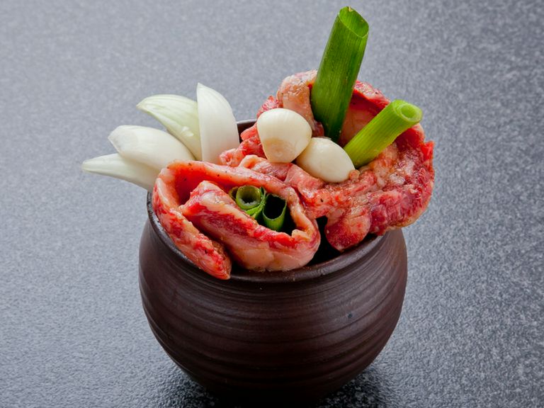 ボリュームたっぷり! 好きな大きさにカットしていただく『壺入りカルビ』