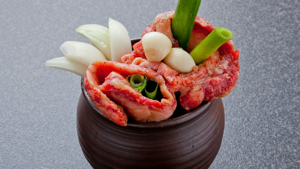 ボリュームたっぷり！　好きな大きさにカットしていただく『壺入りカルビ』