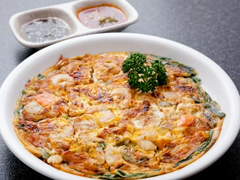 外はカリッと、なかはふんわり食感の『海鮮チヂミ（3～4人前）』