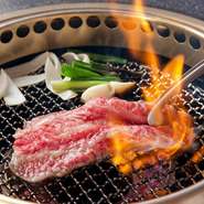 15年前からこの料理を出しています。当時は安価であった牛カルビを使って何かできないかと考え、出来上がったメニューです。壷入りでお出ししたら好評で、現在もそのスタイルは変わりません。