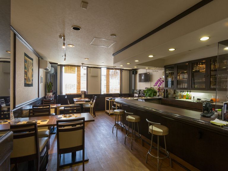 ビル2階にある、シックで落ち着いた雰囲気の大人の隠れ家