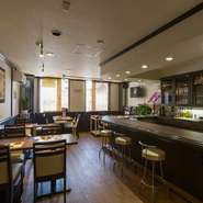 伊勢佐木長者町駅から徒歩7分程の距離にある、国道16号線沿いのビル2階にあります。最大20名まで入れる店内は、大人が落ち着いてお酒と食事を楽しめる、シックでオシャレな雰囲気です。