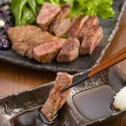 ボリュームのある新鮮で良質なお肉を、リーズナブルに味わえるのは食肉店直営のお店ならでは。肉の部位ごとの特徴を熟知した店主が、様々な美味しい肉料理を提供してくれます。