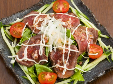 ボリューム満点！　料理を二人でシェアするのも楽しいひととき