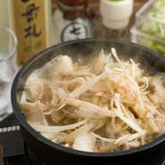 牛鍋発祥の地“横浜”らしく、直径15cmの鉄鍋を使用して一人前ずつ出される濱モツ鍋。食肉店も運営しており、その店頭で55年前から販売しているモツ焼きのタレをベースにした味は、風味豊かなすき焼き風の甘さです。