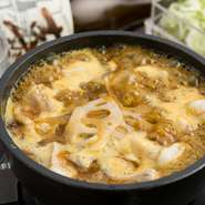 肉の卸問屋が経営するお店なだけに、新鮮で上質なモツを使用しています。プリプリのモツと、シャキシャキとした蓮根の食感が絶妙です。〆にチーズを入れてチーズカレーリゾットにもできます。