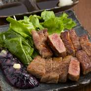 脂控え目な黒毛和牛のサーロインを使用しています。調理中に出る脂分もキッチンペーパーでこまめに取り除き、脂っこさを抑えているのだとか。霜降りでありながらもあっさりとして柔らかな、食べやすい一皿です。