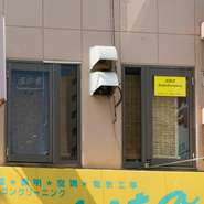 横浜中郵便局斜め向いのビル2階。肉好きが集う大人の隠れ家
