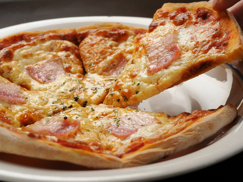 ワインのおつまみはやっぱりチーズものがおすすめ！　『男爵イモとベーコンとマヨネーズのピザ』