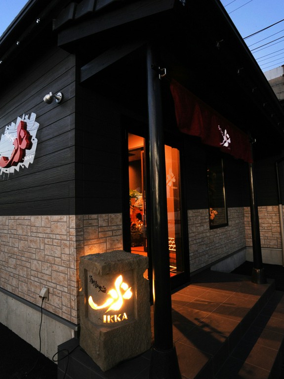 おしゃれなロゴの石灯籠が、お店の目印です