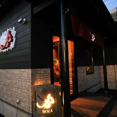 おしゃれなロゴの石灯籠が、お店の目印です