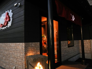 おしゃれなロゴの石灯籠が、お店の目印です