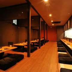 ゆっくりくつろげる座席は、全席足が伸ばせる掘りごたつ席