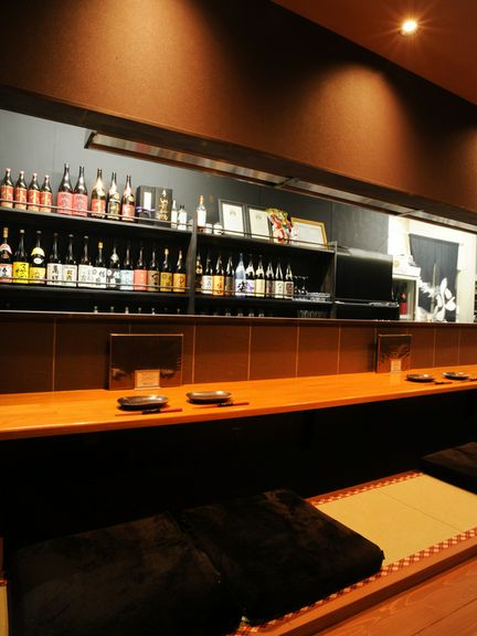 カウンターでひとり、おいしい料理とお酒で仕事の疲れも忘れます