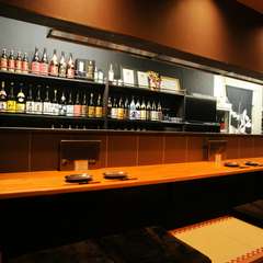 カウンターでひとり、おいしい料理とお酒で仕事の疲れも忘れます