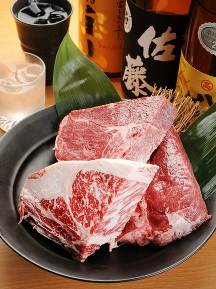 近江牛のやわらかく味が濃い赤身を、炙り焼きや炭しゃぶ焼きで