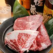 地元の新鮮な近江牛の赤身が特におすすめ。外側は香ばしく中はジューシーな「炙り焼き」や、絶妙な厚さにスライスした肉を高火力で焼き上げる「炭しゃぶ焼き」で、お肉本来の美味しさを堪能できます。