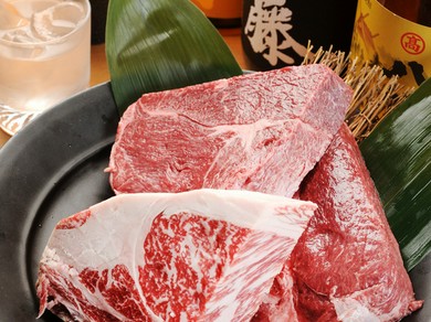 近江牛のやわらかく味が濃い赤身を、炙り焼きや炭しゃぶ焼きで