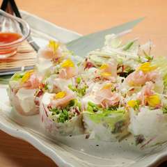 色鮮やかで具のハーモニーが絶妙の『生ハムとクリームチーズの生春巻きサラダ』