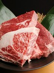 肉の味が濃く脂身の少ない赤身をさっと炭火で炙りワサビ、岩塩、ポン酢で『赤身近江牛炙り焼き』