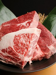 肉の味が濃く脂身の少ない赤身をさっと炭火で炙りワサビ、岩塩、ポン酢で『赤身近江牛炙り焼き』