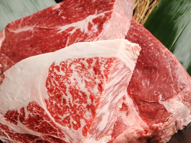 肉の味が濃く脂身の少ない赤身をさっと炭火で炙りワサビ、岩塩、ポン酢で『赤身近江牛炙り焼き』