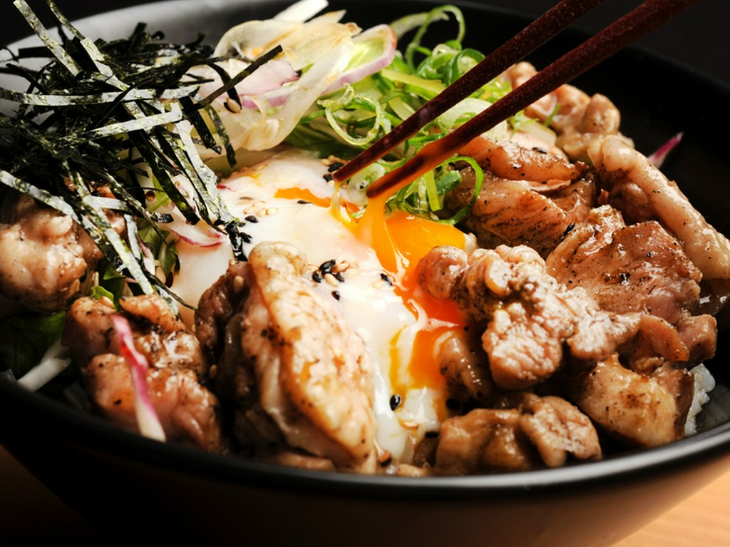 厳選した新鮮な鶏肉を使って炭火で焼き上げた『炭焼き鶏丼』