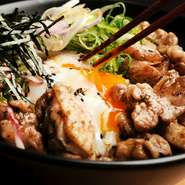シェフが厳選した新鮮な鶏肉をこだわりの炭火で焼くことで、外はカリッと中はジューシーに。とろ～り半熟卵のトッピングがうれしい一品。