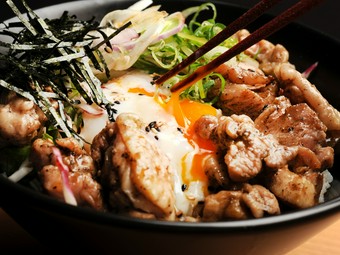 厳選した新鮮な鶏肉を使って炭火で焼き上げた『炭焼き鶏丼』