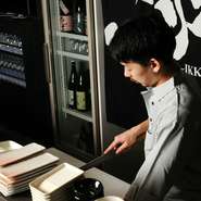 自分の大切な故郷ここ高島市で、楽しい時を過ごせる地元に愛される店をめざしています。お客様と楽しくコミュニケーションをとりながら、メニューにはなくてもご希望に添えるような料理やお酒をご提供していきます。