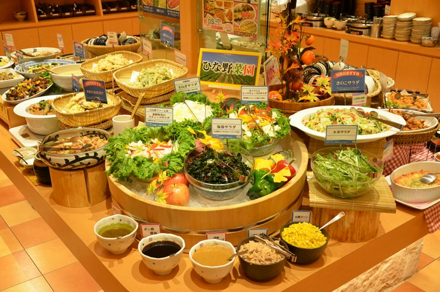 50種類の厳選された季節の野菜やデザートを存分に味わえます