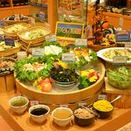 ランチタイムもディナータイムも、リーズナブルな価格でビュッフェスタイルの食事を楽しめるレストラン。夜は、しゃぶしゃぶ食べ放題メニューも加わるので、お腹いっぱいになること間違いなしです。