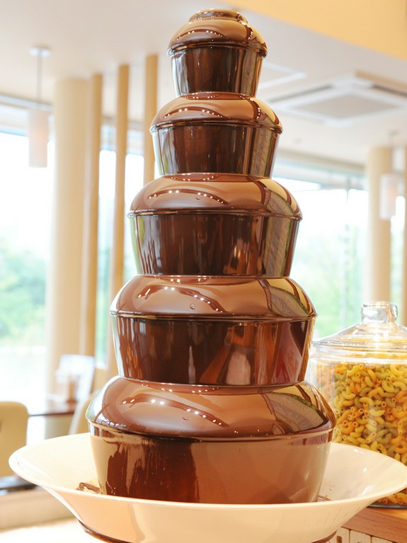 デザートの目玉『チョコレートファウンテン』は、お子様に大人気