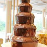 ビュッフェに含まれるデザートには、お店で一番人気の『手作り杏仁豆腐』に加え、お子様に大人気の『チョコレートファウンテン』も。カラフルなマシュマロやフルーツなど、様々なトッピングを用意しています。