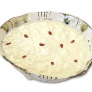 【旬菜食健ひな野】全体で、一番人気のデザート。とろけてしまいそうなほど滑らかな食感と、甘すぎず、けれどもさっぱりしすぎていない絶妙な味わいが、老若男女問わず、万人に愛されている理由です。