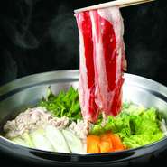 ディナータイムは、ランチビュッフェの内容にプラスして豚しゃぶしゃぶが食べ放題に。お腹いっぱいに夕飯を食べたい方におすすめです。