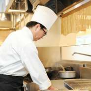 ビュッフェスタイルのお店なので、ビュッフェ台に乗せている料理には、常に細心の注意を。少なくなったお皿はすぐに差し替えたり、見た目が重要な盛り付けにはこだわりを持って対応したりしています。