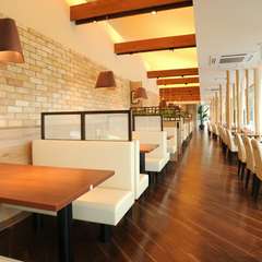 ホッと落ち着けるインテリアは、家族連れにも優しいゆったり感