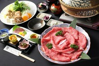 お肉はロース・モモ・肉2品(ロース・モモ)から選べます
※写真の近江牛・野菜は2人前になります