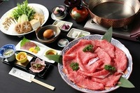 お肉はロース・モモ・肉2品(ロース・モモ)から選べます
※写真の近江牛・野菜は2人前になります